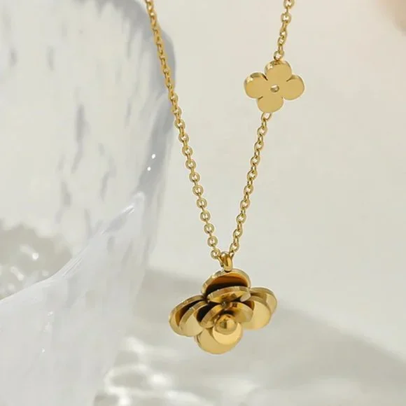 New 18K Gold Plated Clover Necklace a - Picture 3 of 4